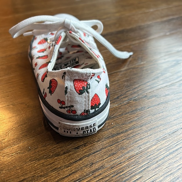 Converse strawberry sneakers - Picture 5 of 12